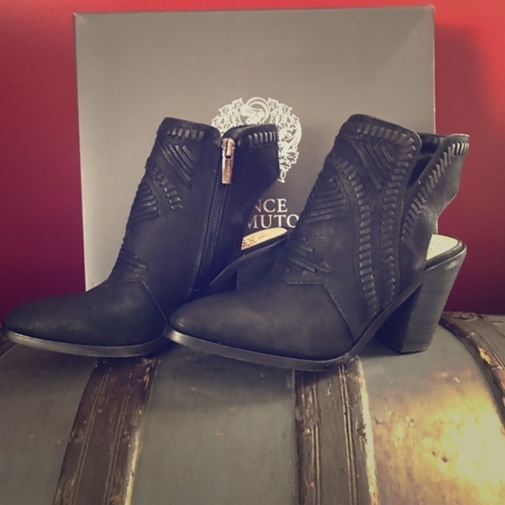NWB Vince Camuto Black Leather Heeled Boots 6M